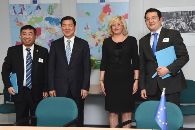 Group photo: Ni Zilin, Deputy Secretary General of Wuhan City Government, He Lifeng, Deputy Director of the Chinese National Development and Reform Commission, Corina Creţu and Amadeo Jensana, Director of Economic Programmes and Cooperation of Casa Asia (from left to right)
