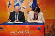 Signature between EIB and the European Commission. Photo © EU, 2011