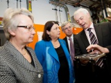 Commissioner and Minister Schavan being shown an electrode laminate of Lythium Ion Cells