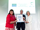 Commissioner presents the ‘ERIC plate’ to Stefania Giannini, Italian Minister for Education, Universities and Research, and Carlo Rizzuto, President of Elettra Sincrotone Trieste, in a ceremony in Milan on 22 July 2014. 