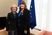 © EU, 2014 - Commissioner Geoghegan-Quinn is presented with the Legion d'honneur from the French Minister for Research and Higher Education, Geneviève Fioraso, in Brussels, 26/9/2014