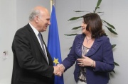 Handshake between Vince Cable and Máire Geoghegan-Quinn - © European Union, 2010