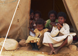 Йеменски деца пред палатка за хуманитарна помощ на ЕС - 12.01.2011 г. © ЕС/ECHO/Heinke Veit