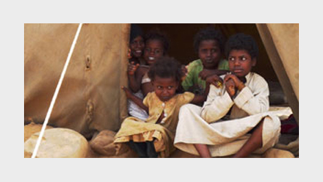 Yemeni children in front of a EU humanitarian tent - 12/01/2011 © EU/ECHO/Heinke Veit