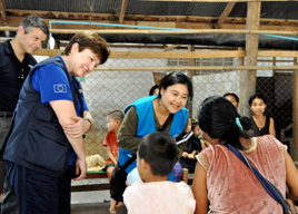Комисар Георгиева разговаря с бежанци в Тайланд © ЕС
