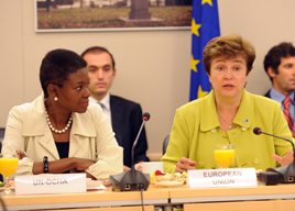 Заместник-генералният секретар на ООН Амос (вляво) и комисар Георгиева (вдясно)