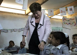 Комисар Георгиева в училище в Джахалин в зона C на Западния бряг © EU