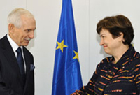 Посланик Уилям Лейси Суинг и комисар Георгиева © ЕС