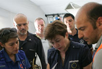 Commissioner Georgieva with aid workers © EU