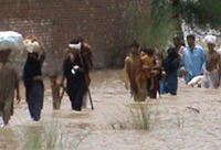 People fleeing flooded areas in Pakistan © OXFAM, 2010
