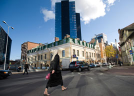 Жена, която се разхожда по улица в Талин © ЕС 