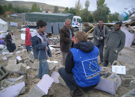 Член на екипа по гражданска защита разговаря с жертви на земетресението в Турция © ЕС