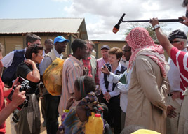 La commissaire Georgieva parle à des réfugiés somaliens dans le camp de réfugiés de Dadaab, au Kenya © UE