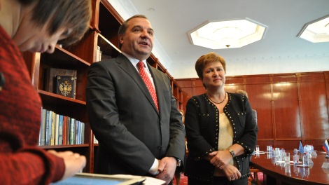 Владимир Пучков, оглавяващ EMERCOM (вторият отляво) и Кристалина Георгиева, комисар по международно сътрудничество, хуманитарна помощ и реакция при кризи (c) ЕС