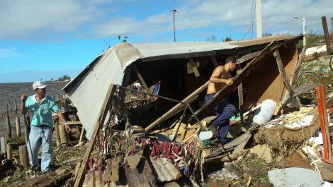 Кубинци се опитват да спасят вещи от разрушената си къща в Антилас, провинция Олгин, 750 км източно от Хавана © AFP