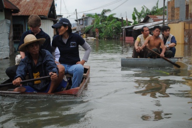 Filipino survivors of Typhoon Bopha took to rafts to escape the floods © EU