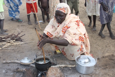 Une réfugiée soudanaise prépare à manger pour sa famille © UE
