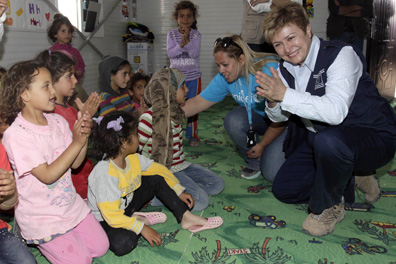 Кристалина Георгиева (вдясно) посещава лагера Заатари