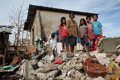 More aid for Philippines as Commissioner Georgieva visits disaster area - Photo credit: Pio Arce/Genesis Photos - World Vision