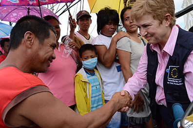 Kristalina Georgieva meeting with the inhabitants of Tacloban who queue to receive aid brought by the B-Fast (Belgian First Aid and Support Team)
