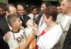 Commisioner Georgieva smiling at a child at the Kilis refugee camp © EU