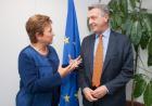 Commissioner Georgieva talking to Filippo Grandi © EU