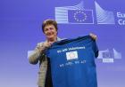 Kristalina Georgieva, Commissioner for International Cooperation, Humanitarian Aid and Crisis Response showing the EU AID Volunteers T-shirt © EU