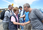 Ръкостискане между Кристалина Георгиева и Каспер Енгборг, ръководител на службата на ООН за координиране на хуманитарната помощ, при пристигането на комисар Георгиева на летището в Таклобан.
