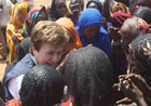 Кристалина Георгиева е приветствана от жени в Кения © ЕС