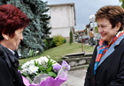 Commissioner Georgieva welcomed by a Troyan woman with a bunch of flowers © EU