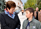 Commissioner Georgieva meets a young Troyan resident © EU