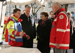 Commissioner Georgieva and Minister Joachim Hermann talking to members of the Voluntary Fire Brigade of the City of Munich, the Bavarian Red Cross and Arbeiter-Samariter-Bund (ASB) © EU