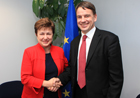 Commissioner Georgieva and Christian Friis Bach, Danish Minister for Development Cooperation, shaking hands © EU