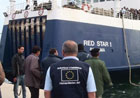 Експерти от ГД „Хуманитарна помощ и гражданска защита“ чакат ферибот, превозващ работници-мигранти и ранени хора от Мисрата © ЕС