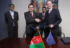 Signature ceremony between Dirk Meganck, Director - DG Development and Cooperation - EuropeAid;  and Omar Zakhilwal, Afghan Minister for Finance.