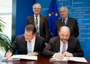Maroš Šefčovič and Martin Schulz sign the Inter-institutional Agreement on Transparency in the European Parliament.