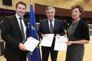 Neelie Kroes, on the right, and Antonio Tajani, in the centre © European Union