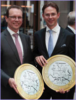 Jyrki Katainen, Vice-President of the EC, and Algirdas Šemeta, Member of the EC, in the festivities to celebrate the enlargement of the euro area to include Lithuania © European Union Jyrki Katainen, Vice-President of the EC, and Algirdas Šemeta, Member of the EC, in the festivities to celebrate the enlargement of the euro area to include Lithuania © European Union