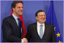 Handshake between Mark Rutte, on the left, and José Manuel Barroso © European Union Handshake between Mark Rutte, on the left, and José Manuel Barroso © European Union