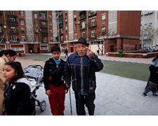 Roma man and child at playground © European Commission