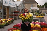 Audrey Libres, 21 anos, voltou à escola na região de Champagne, França, para obter uma qualificação de florista estagiária.