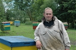 Normunds Zeps, 31, chová včely v Kalupe na lotyšském venkově. 