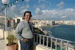 George Mifsud, 60 anos, iniciou uma nova carreira numa empresa de manutenção paisagística, em Malta.
