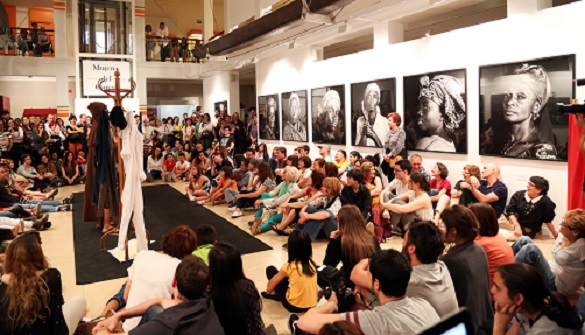 People gathering on the floor during useum night in Madrid