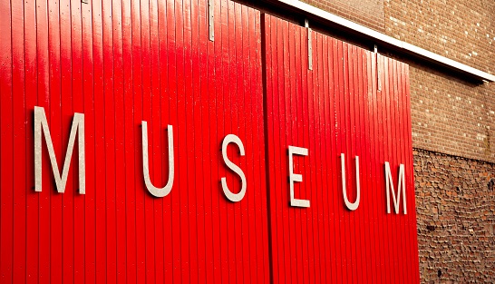 Photo of red wall with museum by Kim Noordijk