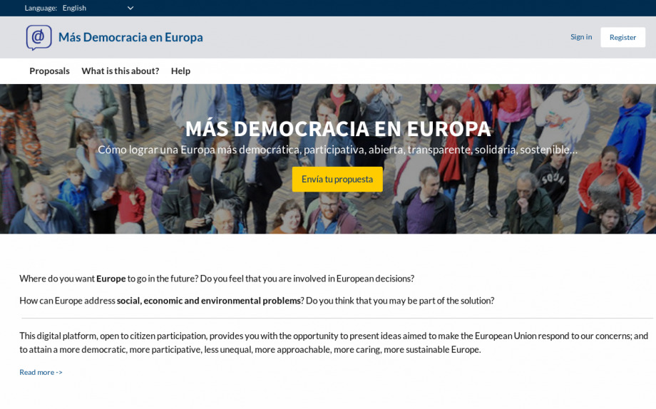 This is a screenshot from the Mas Democracia en Europa site, the image shows that title and a crowd of people,