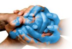 Egymásba fonódó kezek, melyekre kék színben Európa térképe vetül