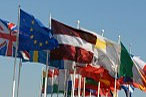 Bandiera dell’UE che sventola insieme alle bandiere dei paesi europei.