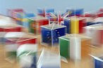 Az EU zászlaját és a tagországok nemzeti lobogóit tartalmazó átlátszó dobozok