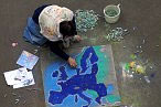 Mulher desenha a giz um mapa da Europa no chão